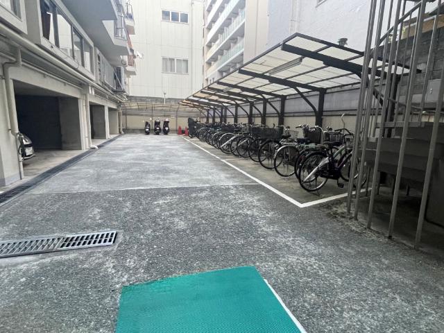 ネオハイツ江坂 駐車場