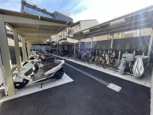 レーベン清水五条 駐車場