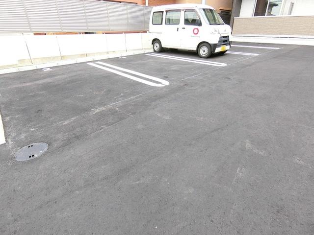 Ｄ−ｒｏｏｍＳ三百人町（202） 駐車場
