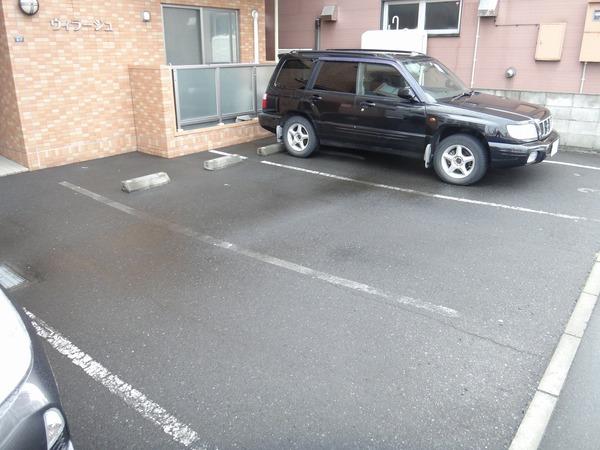 札幌市北区北三十一条西マンション 駐車場