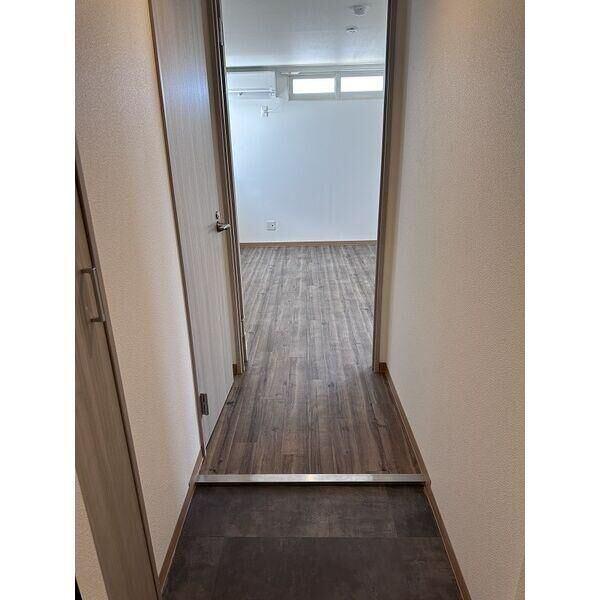 北広島市新富町西マンション 玄関