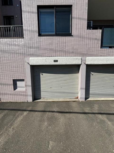 マンション1階部は無料駐車場完備（車庫）車庫奥にトランクルームあります