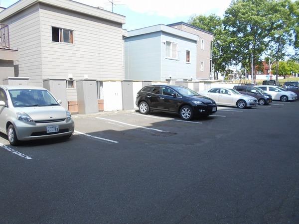 メゾンドルチェエルム公園 駐車場