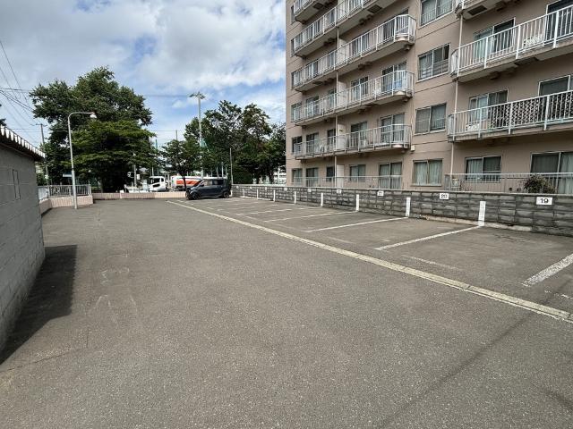 ライオンズマンション真駒内公園 駐車場