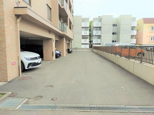 ファミール山鼻南１５条 駐車場