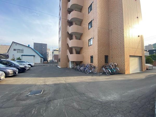 ダイアパレス南円山 駐車場