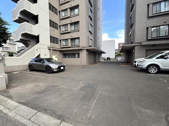 リーベンデール平岸弐番館 駐車場