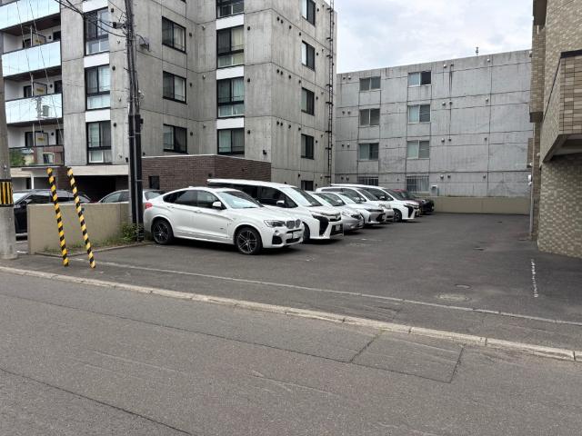 ダイアパレス南円山2 駐車場