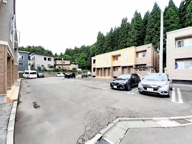 メゾンＫＴ５号館（103） 駐車場