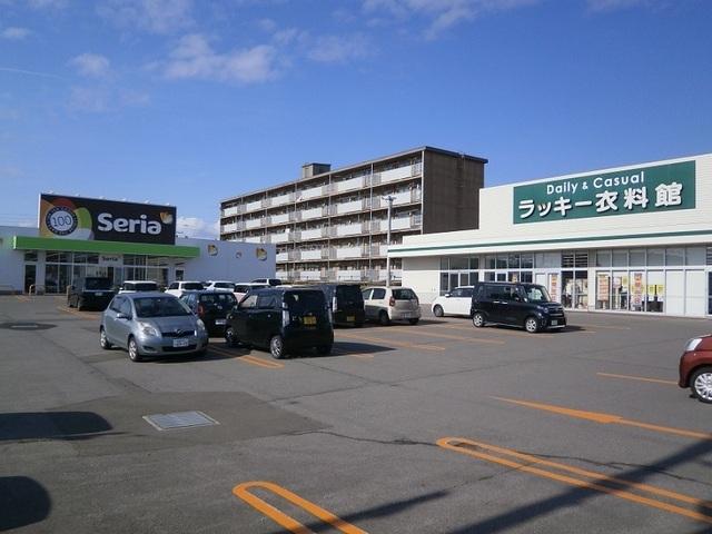 Seria・ラッキー衣料館：1300m