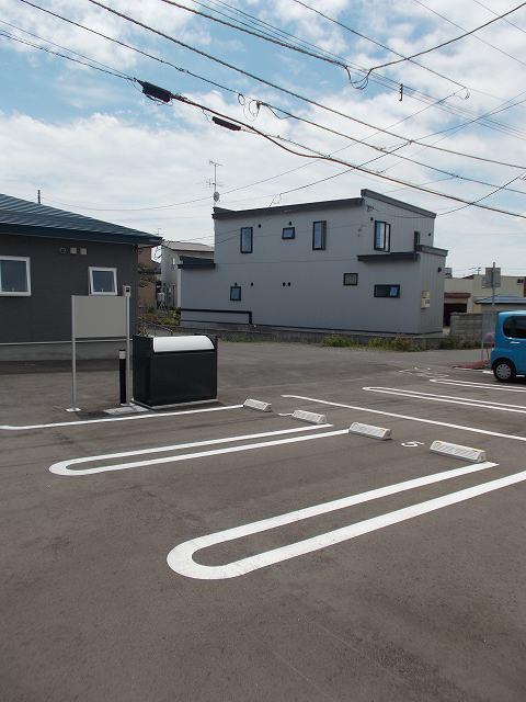 ウーノディエーチ（103） 駐車場