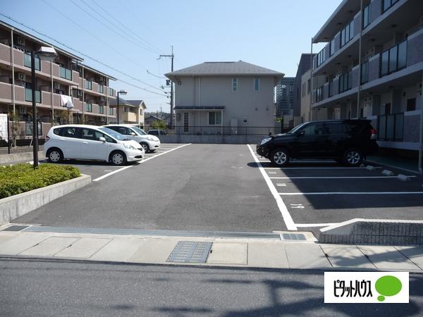 コートリヴィエール（207） 駐車場