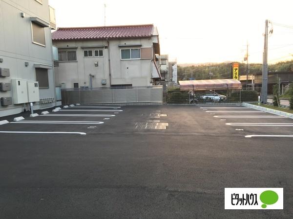 トワ・エ・モア（103） 駐車場