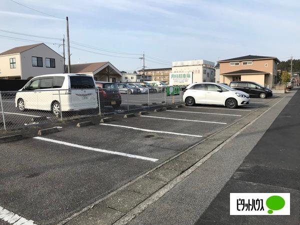 甲賀市水口町東名坂アパート 駐車場