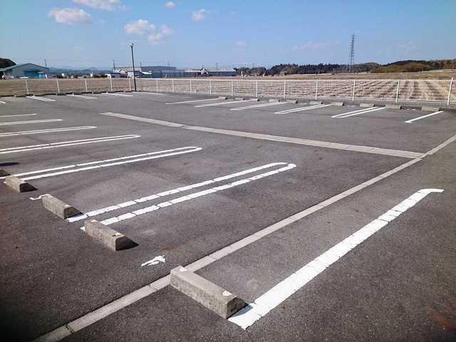 ブルースカイ　ツ　Ｂ棟（103） 駐車場