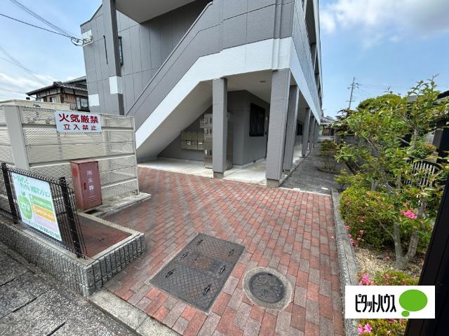 フリーダム岩根中央 エントランス