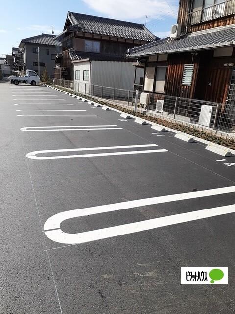 ラビットレジデンス八日市（105） 駐車場