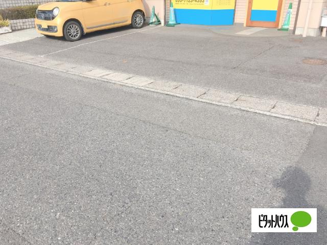 メゾンエクラタン（305） 駐車場