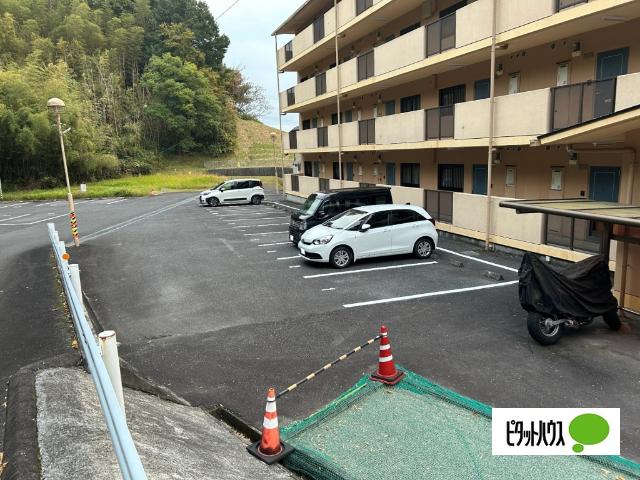 甲賀市水口町虫生野マンション 駐車場