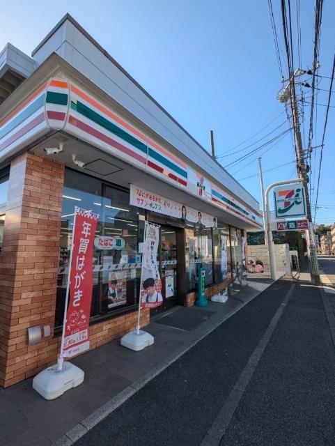 セブンイレブン横浜新吉田町貝塚店：231m