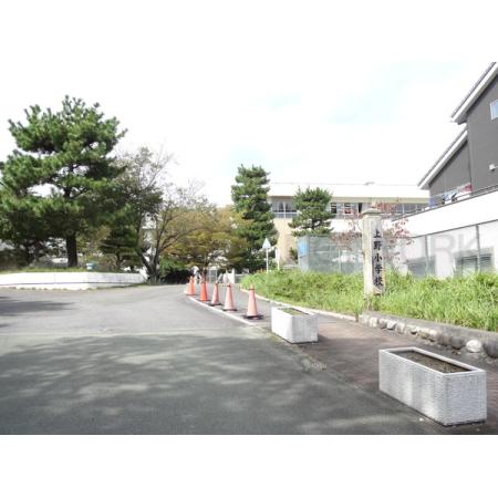 津市立上野小学校：798m