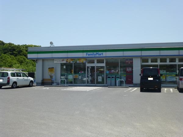 ファミリーマート津岩田店：910m