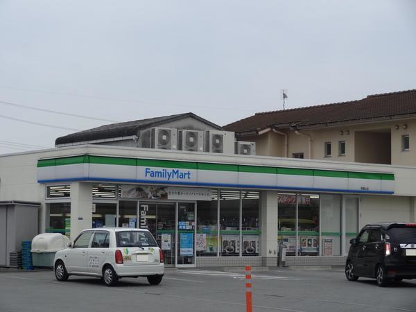 ファミリーマート津城山店：892m