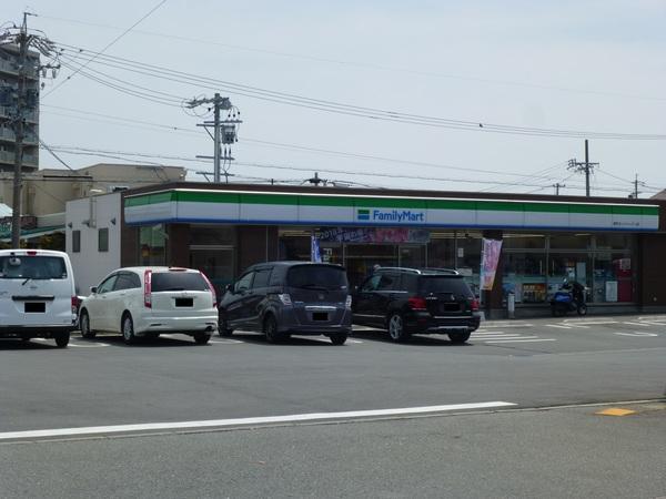 ファミリーマート津市ヨットハーバー店：728m