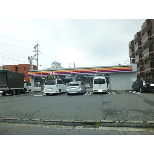 ファミリーマート津栄町二丁目店：385m