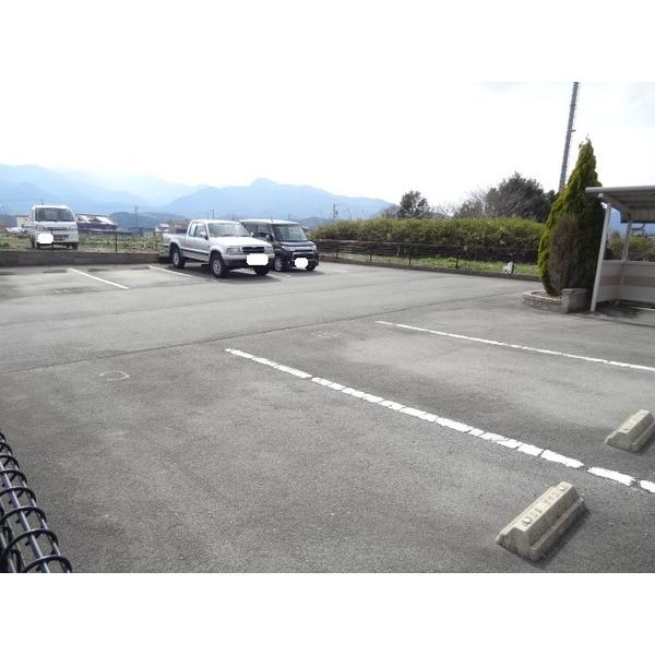サン・ハピネス 駐車場