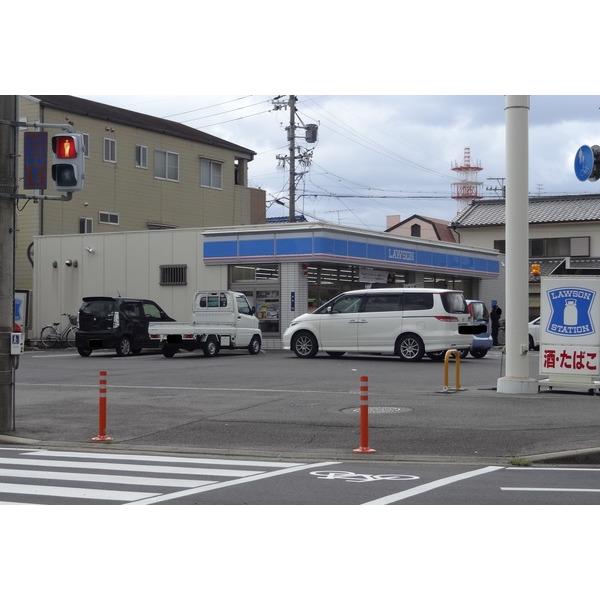 ローソン津中央北店：500m
