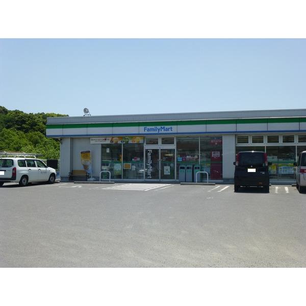 ファミリーマート津岩田店：897m