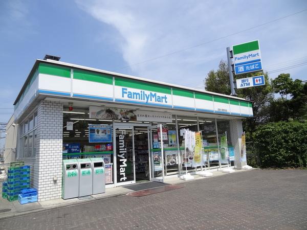 ファミリーマート近鉄久居駅前店：339m