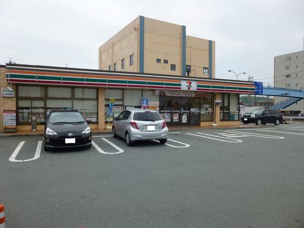 セブンイレブン津市上浜町3丁目店：285m