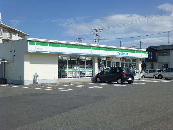 ファミリーマート久居北口店：655m