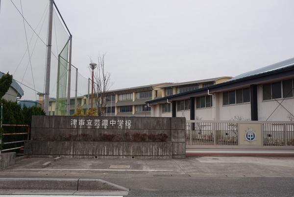 津市立芸濃中学校：526m