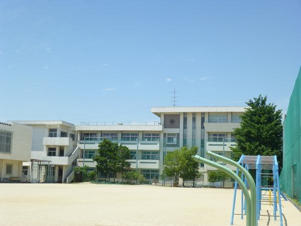 津市立豊津小学校：820m