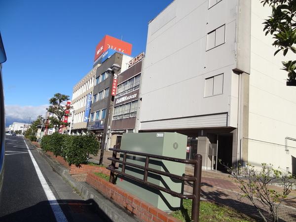 津信用金庫本店：819m