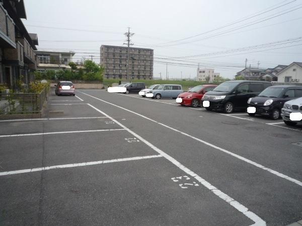 Maison Symphony A棟 駐車場
