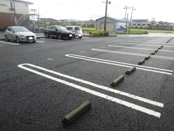 ウイングロワレ 駐車場