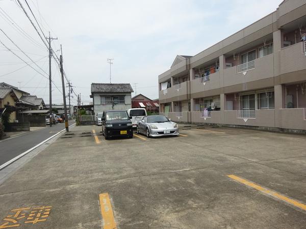 ウィングパレス 駐車場