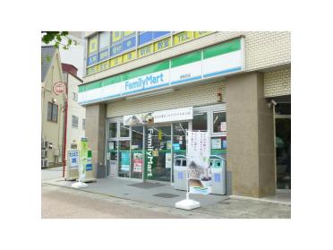 ファミリーマート津駅西店：689m