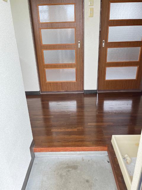 栗真ロイヤルハイツ　西 玄関
