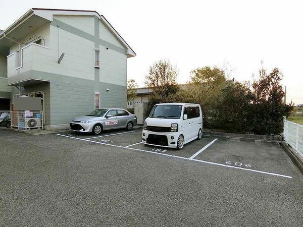 フラワーヒルズ 駐車場
