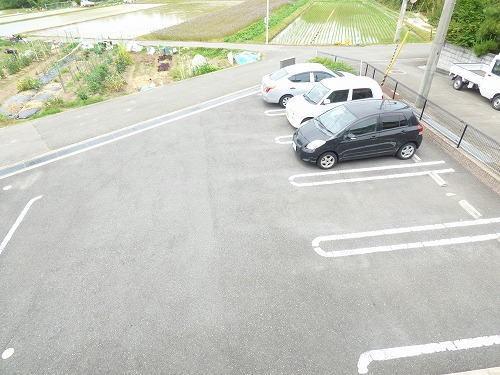 ルミエール魚住 駐車場
