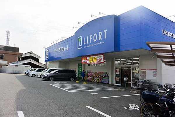 ドラッグストアライフォート魚住店：966m