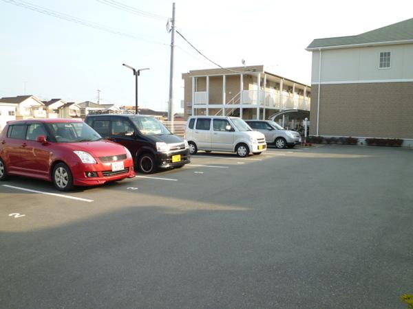 ファミールモノモリ 駐車場
