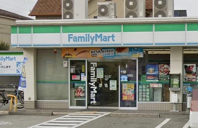 ファミリーマートウラベ大久保店：352m