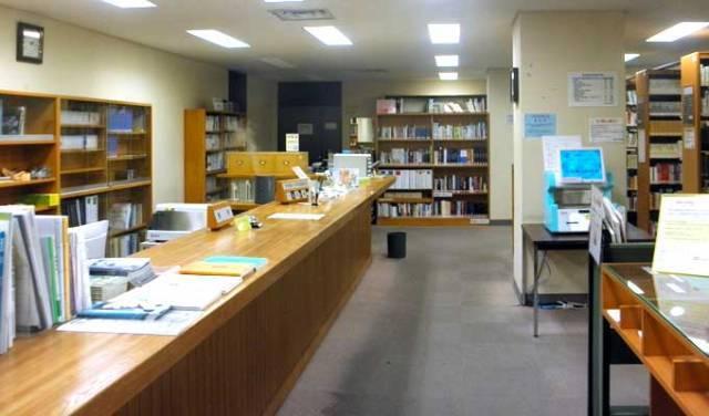 兵庫県立大学明石学術情報館図書館：1050m