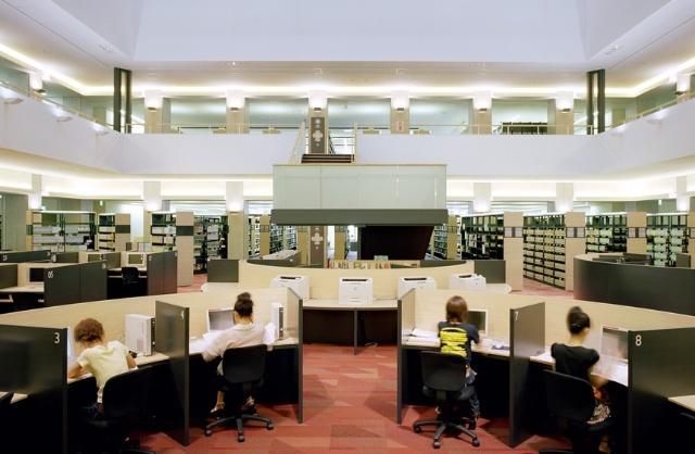 神戸学院大学図書館：897m